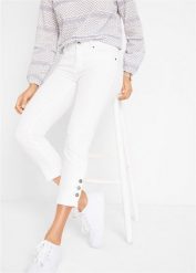 Dżinsy o kroju slim fit, średni stan, o skróconej długości. Białe jeansy damskie bonprix. Za 117.99 zł.