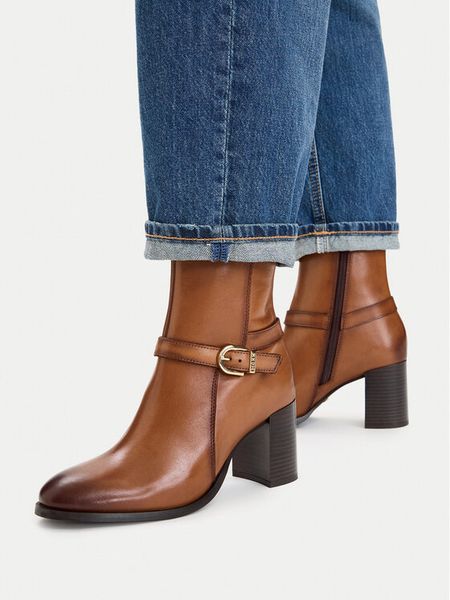 MEXX Botki EO-WI44-FARRAH-01 Brązowy. Brązowe botki damskie Mexx, ze skóry, bez obcasa, na słupku, bez zapięcia. Za 449.99 zł.