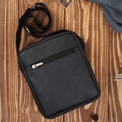 Saszetka męska skórzana na ramię klasyczna czarna miejska Abruzzo ABR-48. Czarne saszetki męskie z nylonu, biznesowe. Za 99.00 zł.