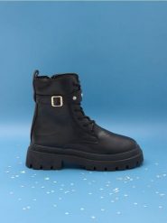 Botki - czarny. Czarne botki damskie Sinsay, z futra, za kostkę, bez obcasa, bez zapięcia. W wyprzedaży za 59.99 zł.