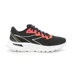 Buty do biegania dla kobiet Diadora mythos Volo 2. Białe obuwie sportowe damskie Diadora, bez wzorów, do biegania. Za 551.95 zł.