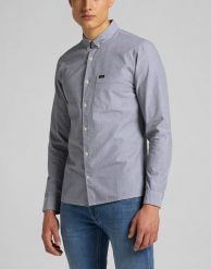 MĘSKA KOSZULA MATERIAŁOWA LEE SLIM BUTTON DOWN CLOUDBURST GREY L66XNFJE 112116754. Szare koszule męskie Lee, l, bez wzorów, z materiału, bez kołnierzyka, bez ramiączek. Za 129.99 zł.