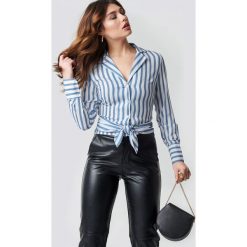 NA-KD Trend Koszula w paski z wiązaniem - Blue. Koszule damskie marki NA-KD Trend. Za 80.95 zł.