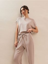 Spodnie cygaretki z domieszką wiskozy z dzianiny scuba - kremowy. Białe spodnie materiałowe damskie Sinsay, l, bez wzorów, z dzianiny. Za 49.99 zł.