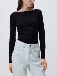 Bluzka z wiskozą - czarny. Czarne bluzki damskie Reserved, l, bez wzorów, z dzianiny, bez kołnierzyka, bez ramiączek. Za 59.99 zł.