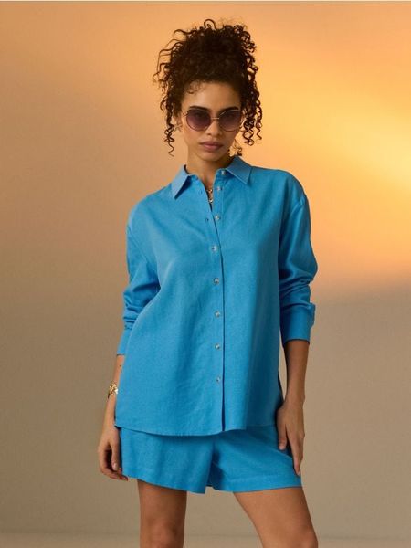 Koszula oversize z domieszką lnu - niebieski. Niebieskie koszule damskie Sinsay, l, bez wzorów, bez kołnierzyka, bez ramiączek. Za 39.99 zł.