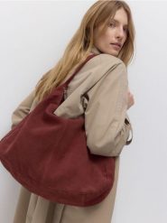 Zamszowa torebka shopper - bordowy. Czerwone torebki shopper damskie Reserved, bez wzorów, z zamszu, zamszowe, bez dodatków. W wyprzedaży za 239.99 zł.