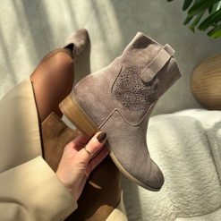 Khaki zamszowe botki damskie Potocki 12745. Brązowe botki damskie POTOCKI, na jesień, z dzianiny, eleganckie, z okrągłym noskiem, bez obcasa, na płaskiej podeszwie, bez zapięcia. Za 219.00 zł.