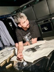 4F Regular Size: T-shirt loose z nadrukiem 4F | Tomasz Fornal - szary L. Szare koszulki sportowe męskie 4f, l, z aplikacjami, z bawełny, klasyczne, bez kołnierzyka. Za 129.99 zł.