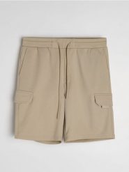 Szorty slim cargo - beżowy. Brązowe szorty męskie Sinsay, l, bez wzorów. Za 49.99 zł.