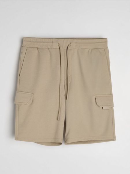 Szorty slim cargo - beżowy. Brązowe szorty męskie Sinsay, l, bez wzorów. Za 45.99 zł.