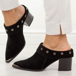 Czarne skórzane klapki damskie na obcasie mule DiA 3059. Czarne klapki damskie DiA, bez wzorów, z jeansu, eleganckie, bez obcasa, na obcasie. W wyprzedaży za 368.72 zł.