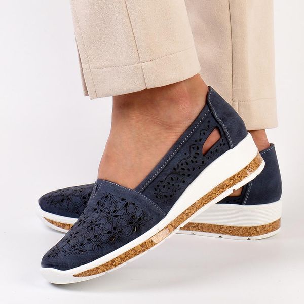 Granatowe półbuty damskie M.Daszyński 1840-4a. Niebieskie półbuty damskie M.Daszyński, w ażurowe wzory, ze skóry, bez obcasa, na obcasie, bez zapięcia. Za 139.00 zł.