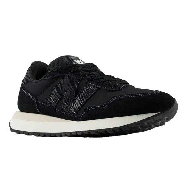 Trampki Damskie Skóra 237. Czarne trampki i tenisówki damskie New Balance, bez wzorów, z gumy, bez zapięcia. Za 349.00 zł.