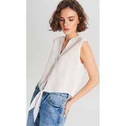 Koszulowa bluzka z wiązaniem - Biały. Bluzki damskie marki Cropp. Za 49.99 zł.