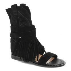 Czarne Botki Carinii Eleganckie Obuwie Damskie Z Frędzlami. Czarne klapki damskie Carinii, bez wzorów, z jeansu, bez obcasa, na koturnie, bez zapięcia. Za 799.00 zł.
