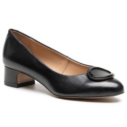 Półbuty Wojas. Czarne półbuty damskie Wojas, bez wzorów, bez obcasa, na obcasie, bez zapięcia. Za 259.99 zł.