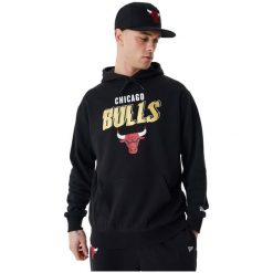 Bluza męska New Era Team Script OS Hoody Chicago Bulls. Czarne bluzy męskie New Era, m, bez wzorów, bez kaptura. Za 249.99 zł.