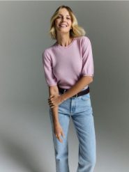 Wełniany sweter z krótkim rękawem - różowy. Czerwone swetry damskie Reserved, l, bez wzorów, z wełny, bez kołnierzyka, bez ramiączek, krótkie, bez kaptura. W wyprzedaży za 139.99 zł.