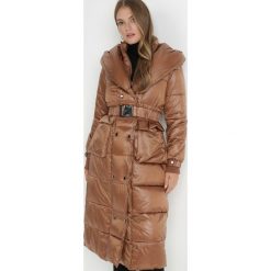 Brązowa Kurtka Pikowana Długa Drerrigale. Brązowe kurtki damskie Born2be, na zimę, l, bez wzorów, bez kaptura. Za 349.99 zł.