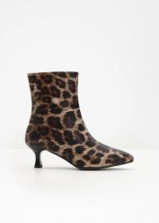Botki. Brązowe botki damskie bonprix, bez obcasa, bez zapięcia. Za 169.99 zł.