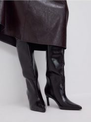 Kozaki na obcasie - ciemnofioletowy. Fioletowe kozaki damskie Reserved, ze skóry, bez obcasa, na obcasie. Za 259.99 zł.