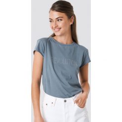 NA-KD Trend T-shirt z błyszczącym napisem Revolution - Blue. Niebieskie t-shirty damskie NA-KD Trend, z napisami, z okrągłym kołnierzem. W wyprzedaży za 51.07 zł.