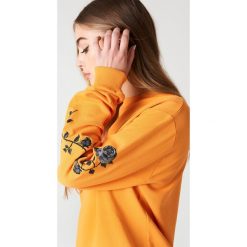 NA-KD Bluza z wyszywanymi różami na rękawach - Orange. Pomarańczowe bluzy damskie NA-KD, z bawełny. Za 133.95 zł.