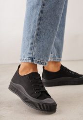 Czarne Trampki z Imitacji Zamszu na Żłobionej Podeszwie Nivenatia. Czarne trampki i tenisówki damskie Renee, bez wzorów, eleganckie, bez zapięcia. Za 69.99 zł.