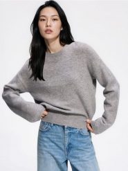 Sweter z obniżoną linią ramion - szary. Szare swetry damskie Reserved, l, bez wzorów, z dzianiny, bez kołnierzyka, bez ramiączek, bez kaptura. Za 119.99 zł.