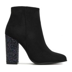 Botki DeeZee. Czarne botki damskie DeeZee, bez obcasa, na słupku, bez zapięcia. Za 199.99 zł.