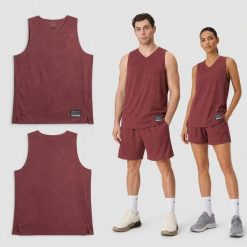 KOSZULKA DO KOSZYKÓWKI 4F T-SHIRT BEZ RĘKAWÓW UNISEX. Czerwone koszulki sportowe damskie 4f, s, bez wzorów, z dresówki, bez kołnierzyka, bez ramiączek, do koszykówki. Za 119.99 zł.