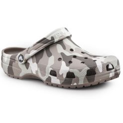 Klapki męskie na basen Crocs CLASSIC PRINTED CAMO. Brązowe klapki męskie Crocs, bez wzorów. W wyprzedaży za 219.00 zł.