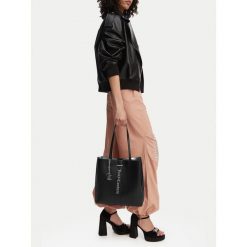 Torebka Juicy Couture. Czarne torebki do ręki damskie Juicy Couture, bez wzorów, bez dodatków. Za 319.99 zł.