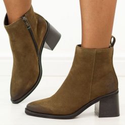Khaki zamsz botki damskie Vinceza 133100. Brązowe botki damskie VINCEZA, na jesień, z jeansu, casualowe, bez obcasa, na obcasie, bez zapięcia. Za 319.00 zł.