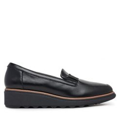 Półbuty Clarks. Czarne półbuty damskie Clarks, bez wzorów, bez obcasa, na koturnie, bez zapięcia. Za 279.99 zł.