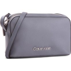 Torebka CALVIN KLEIN - Drive Camera Bag K60K604459 008. Listonoszki damskie marki Calvin Klein. W wyprzedaży za 299.00 zł.