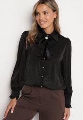 Czarna Koszula z Żabotem i Dodatkową Broszką Rinnara. Czarne bluzki damskie Born2be, m, bez wzorów, z jeansu, eleganckie, bez kołnierzyka, bez ramiączek. Za 84.99 zł.