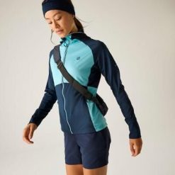 Damska bluza Evolving III z kapturem, elastyczna, w blokach kolorów. Niebieskie bluzy damskie Dare 2b, bez wzorów, z elastanu, z kapturem. Za 379.99 zł.