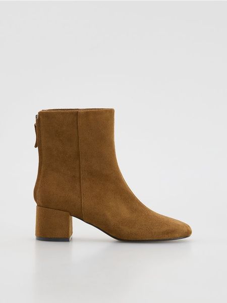 Botki na obcasie - brązowy. Brązowe botki damskie Reserved, bez obcasa, na obcasie, bez zapięcia. Za 169.99 zł.