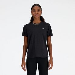 Koszulka damska New Balance WT41253BKH – czarna. Czarne koszulki sportowe damskie New Balance, s, bez wzorów, z materiału, sportowe, bez kołnierzyka. Za 199.99 zł.