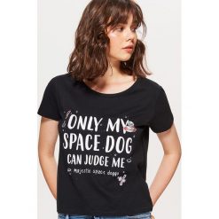 Koszulka z nadrukowanym napisem - Czarny. T-shirty damskie marki Cropp. W wyprzedaży za 14.99 zł.