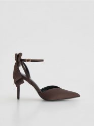 Czółenka na szpilce - ciemnobrązowy. Brązowe czółenka damskie Reserved, bez wzorów, bez obcasa, na szpilce, bez zapięcia. Za 169.99 zł.