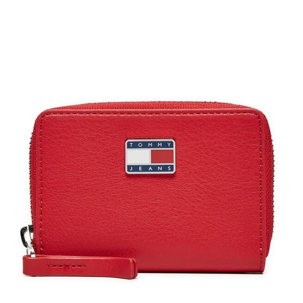 Portfel Tommy Jeans. Czerwone portfele damskie Tommy Jeans, bez wzorów, z jeansu. Za 129.99 zł.