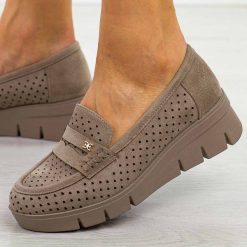 Khaki ażurowe zamszowe mokasyny damskie na koturnie Potocki 12608. Brązowe mokasyny damskie POTOCKI, na lato, w ażurowe wzory, z jeansu, biznesowe, bez obcasa, na koturnie, bez zapięcia. Za 169.00 zł.
