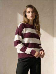 Sweter w paski z bufiastymi rękawami z wiskozy - fioletowy. Fioletowe swetry damskie Sinsay, l, bez wzorów, z wiskozy, bez kołnierzyka, bez ramiączek, bez kaptura. Za 49.99 zł.