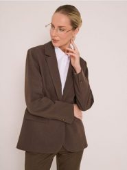 Klasyczna gładka jednorzędowa marynarka z domieszką wiskozy - brązowy. Brązowe żakiety damskie Sinsay, l, bez wzorów, z wiskozy, klasyczne. Za 79.99 zł.