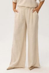 Przewiewne spodnie Santorini Beige z domieszką lnu PLUS SIZE OVERSIZE XXL WIOSNA LATO. Brązowe spodnie materiałowe damskie Moda Size Plus Iwanek, l, bez wzorów, z koronki. Za 259.90 zł.
