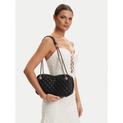 Torebka Guess. Białe torebki do ręki damskie Guess, z aplikacjami, bez dodatków. Za 387.99 zł.