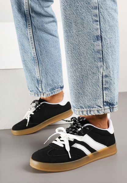 Czarno-Białe Sneakersy Kultowe Tenisówki z Imitacji Zamszu Firlevi. Czarne trampki i tenisówki damskie Born2be, z aplikacjami, z jeansu, eleganckie, bez zapięcia. Za 79.99 zł.